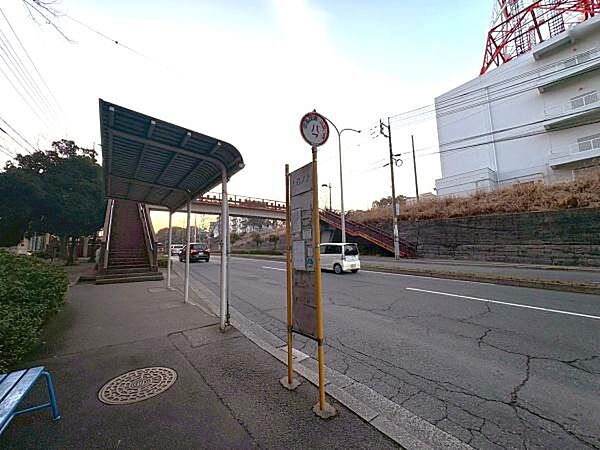 広島交通「上岩ノ上」バス停まで240m、広島交通「上岩ノ上」バス停まで徒歩3分