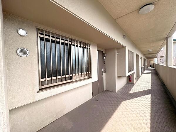 ゆとりのある外廊下が特徴的です。明るい光が差し込み日中も快適に行き来できます。シンプルなデザインで清潔感があります。室外の雰囲気が整っています。共用部分も手入れが行き届いています。