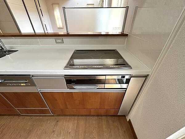 安心安全、掃除もラクラクIHコンロ設置、シンプルで使いやすいキッチンです。食洗器付き。