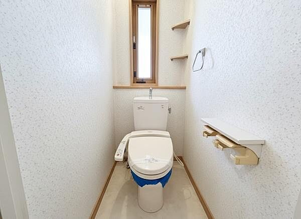 窓付きの2階トイレは採光で明るい空間です。手洗い一体型で使いやすさも考えられています。棚に小物を置くことができ整理整頓しやすいレイアウトです。