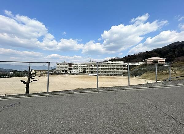 広島市立戸坂中学校まで400m、広島市立戸坂中学校まで徒歩5分