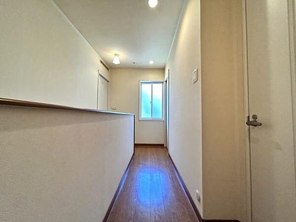 窓からの採光で明るい2階廊下。