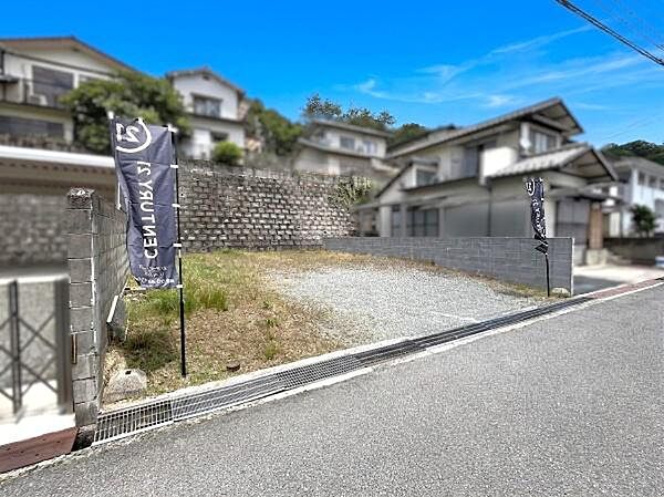 前面道路の高低差が少なく、車の出入りがスムーズです。