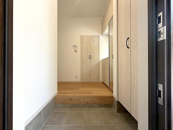 玄関を入ると正面には階段下収納扉が確認できます。お買い物から帰った時など、日用品類などのストックを入れる動線が整っており、収納が豊富にそろった玄関ホールです。