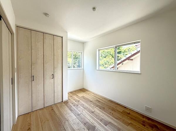 明るい光が差し込む2階洋室約5.5帖。ナチュラルなフローリングとシンプルな壁面が特徴です。二面採光で室内が開放的に感じられます。収納スペースもしっかりと確保されています。使い勝手が良い洋室です。