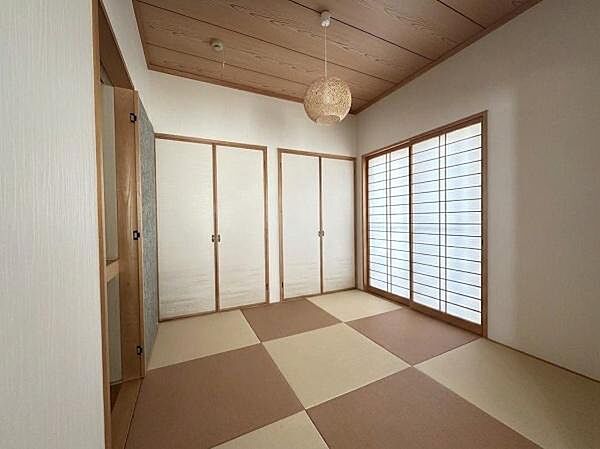 和室ならではの落ち着いた雰囲気が感じられる空間です。天井と畳の色合いがやわらかく調和しています。収納スペースも備わっており空間を広く使うことができます。照明が温かみをプラスしています。