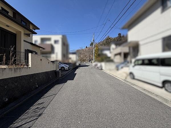 前面道路は北東側公道幅員約6.0mで、通行も駐車もスムーズに行えます。