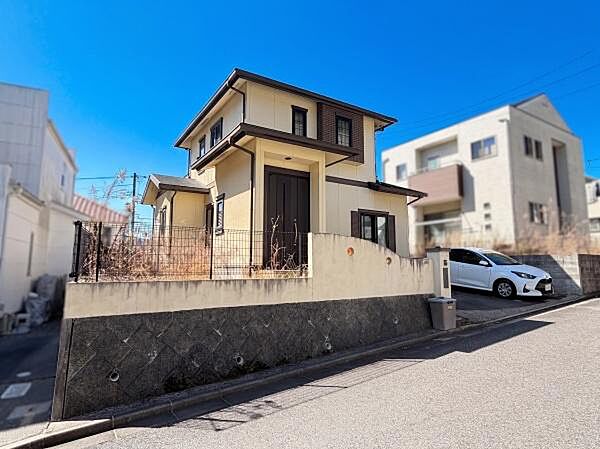 ゆったりとした前面道路に面した現地の様子です。住宅地ならではの落ち着いた雰囲気が感じられます。敷地と建物のバランスが良く外観の印象もすっきりとしています。車の出し入れがしやすい立地です。