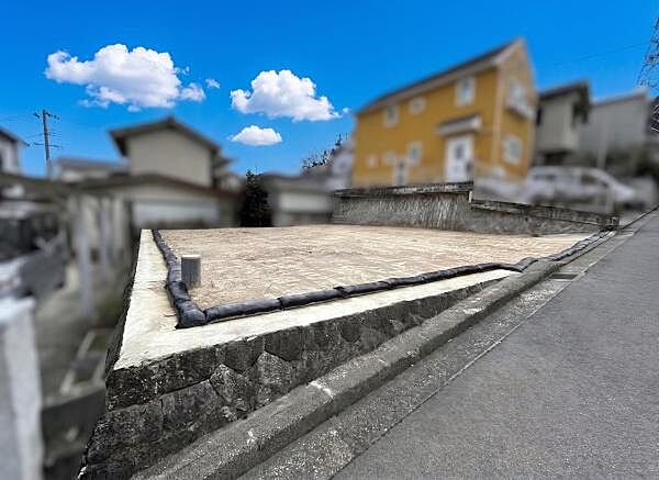 約57.67坪の広々とした土地。周辺には戸建が立ち並び、静かで落ち着いた雰囲気がある土地です。