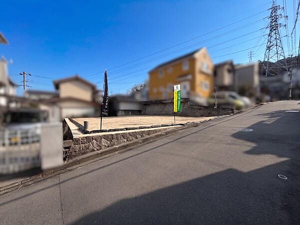 隣家とほどよい間隔があるため圧迫感を感じにくく、住みやすい住環境です。