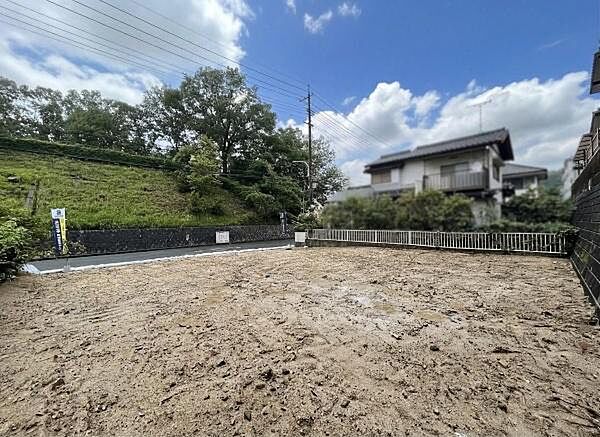 周辺は整った街並みが広がっており、至近に公園がある良質な住環境。周囲には心地好い緑のある環境が広がります。道路へのアクセスも良好。前面道路幅員約7.7ｍ。開放感がありさまざまなプランに対応できます。