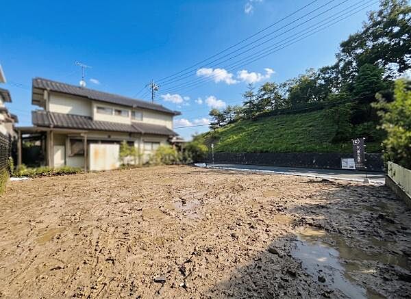 広々とした現地土地写真です。周辺には自然が豊かで開放感を感じられます。道路に面した整形地で日当たりも良好です。住環境を重視される方にもおすすめできる一画です。