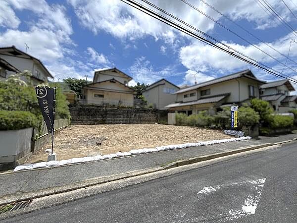 前面道路がしっかり整備されております。歩道も確保されており徒歩での移動も安心。敷地がゆったりと確保されているためさまざまなプランが考えやすい環境です。落ち着いた雰囲気が漂う住宅地も魅力です。