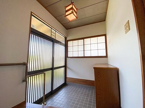 木の温もりを感じさせる和風角型ペンダントライトが空間のアクセントとなっており、帰宅するたびにほっとした安らぎを与えてくれます。