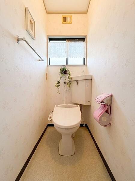 清潔感のあるトイレ空間です。窓もあり採光良好。温水洗浄便座。