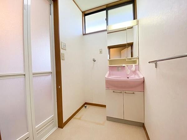 明るく清潔感のある洗面室。大きな鏡で使いやすく、収納棚があるので、散らかりがちな洗面室もスッキリ片付きます。