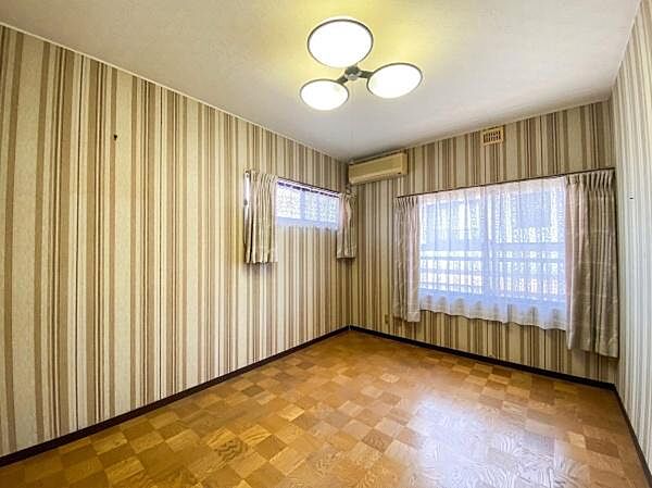 2面に窓が設けられており、採光・通風ともに良好です。レースカーテンを通して差し込む自然光が室内を明るく包み込みます。寝室・子供部屋・書斎など、幅広い用途に対応できる使い勝手の良いお部屋です。