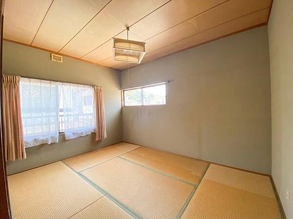 2面採光で明るい2階の和室約6帖。