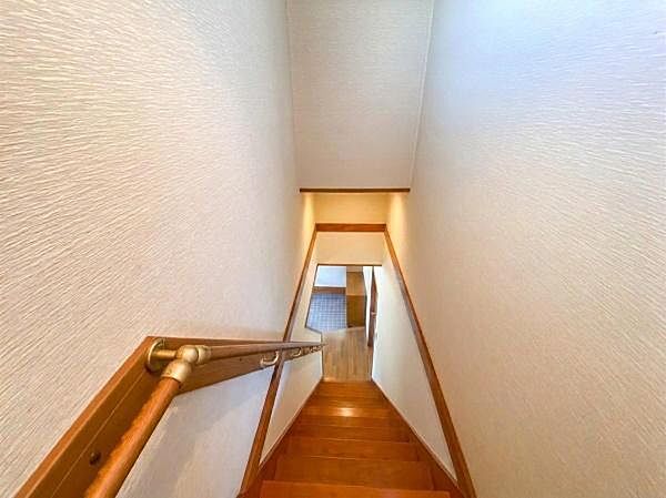 窓からの採光で明るい階段