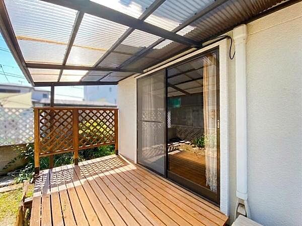 リビングの掃き出し窓から出入り可能なデッキ。屋根付きなので洗濯物を干したり、様々な用途に使えそうです。