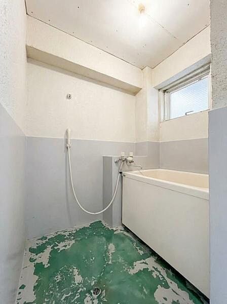 大きな窓で浴室全体が明るく、開放感があります。窓を開ければ新鮮な空気で換気も出来ます。明るい色調も素敵です。