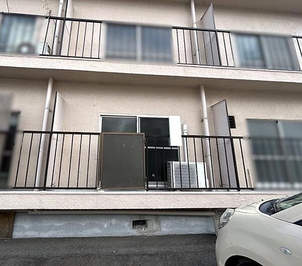 シンプルな柵で囲まれたバルコニーは外部からの視線を程よく遮ります。
