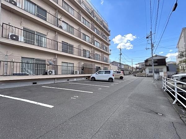 建物横に広々とした駐車スペースが確保されています。平面タイプのため車の出し入れもスムーズです。駐車場はゆったりとした配置で隣との距離も安心感があります。舗装もきれいで日常の車利用にも便利な駐車場です。