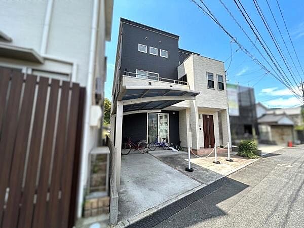 前面道路は幅員約3.7mの公道です。高低差が少なく、お車の出入りもスムーズです。