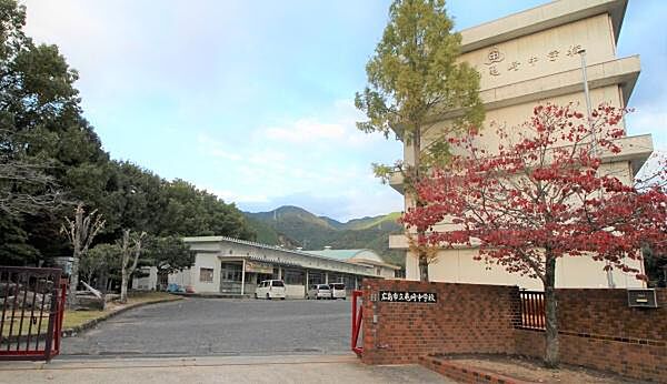 広島市立亀崎中学校まで1600m、広島市立亀崎中学校まで徒歩20分