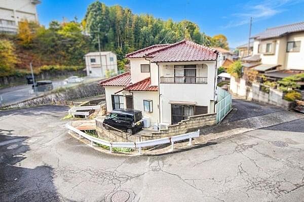 敷地が角地に位置し開放感のある前面道路が特徴です。周辺は閑静な住宅街で落ち着いた住環境が広がります。ゆとりある前面道路により車の出し入れもしやすくなっています。