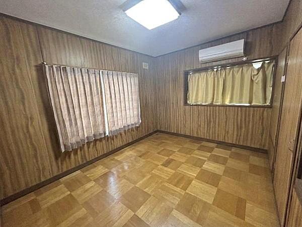 2階の約6帖の洋室。収納付きで整理整頓がしやすい空間です。