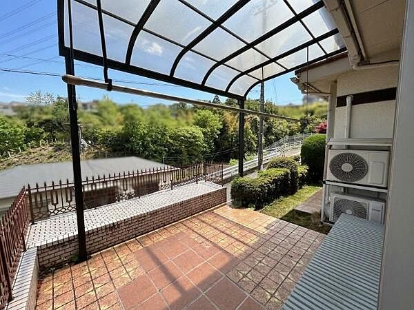 屋根付きで天候や外からの視線を気にせず使えそうなこの空間は、いろんな用途にも使えそうです。開放感があります。