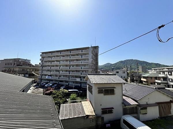 周辺には戸建住宅が多い街並みのため、採光も良好で開放的な眺望が望めます。