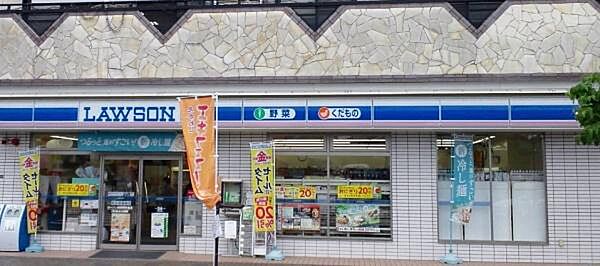 ローソン高鷲駅前通店まで300m
