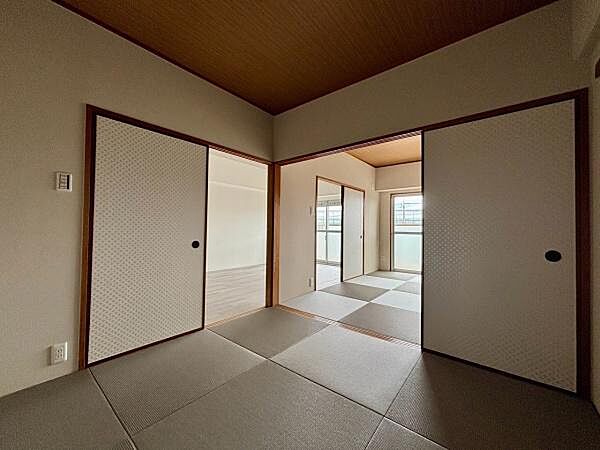 リビング隣にお部屋がございます！