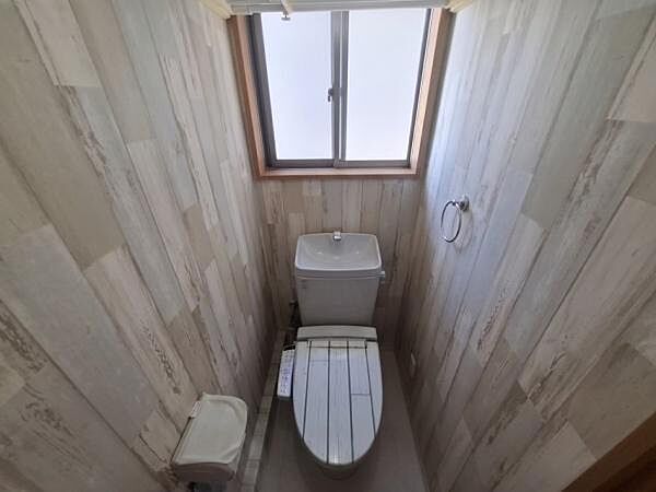 窓付き温水洗浄便座付きのトイレです！※生成AIにより家具等撤去しております。