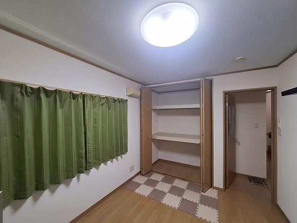収納付き洋室です！※生成AIにより家具等撤去しております。
