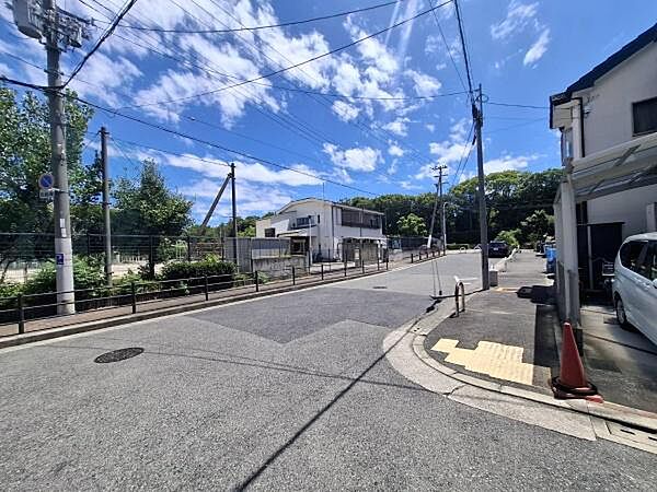 前面道路を含めた現地の様子です！※生成AIにより家具等撤去しております。