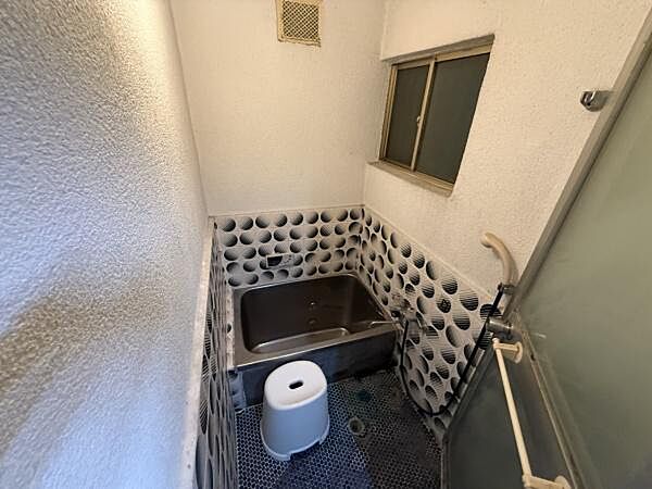 浴室には窓がある為換気がしやすいです！