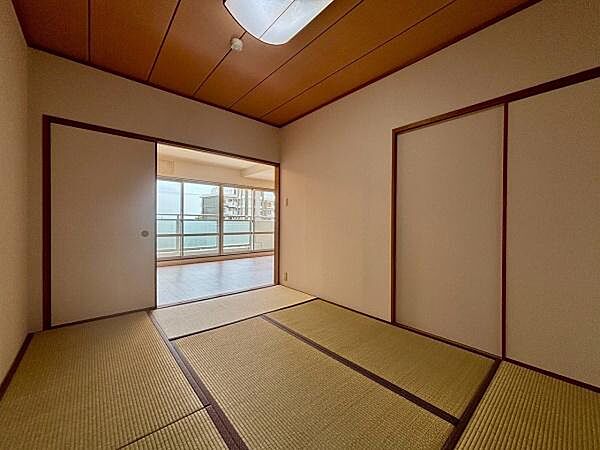リビング隣にお部屋がございます！