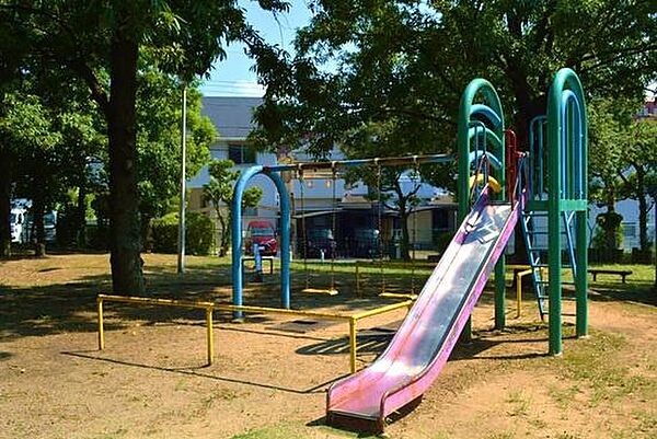陵南中央公園まで1470m