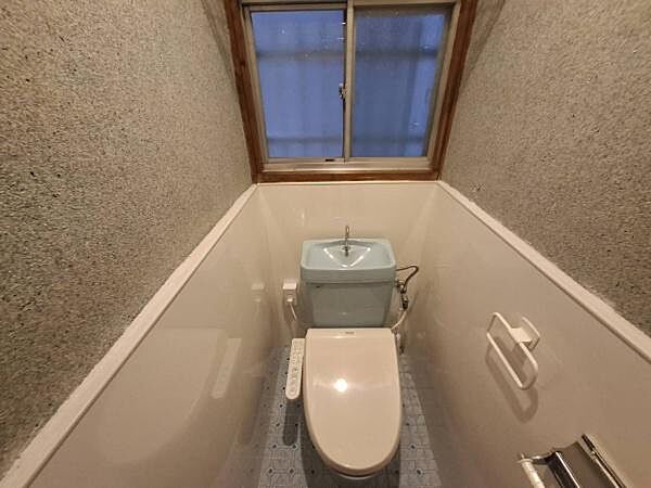 窓付き温水洗浄便座付きのトイレです！