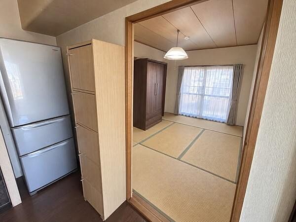 和室約6帖です！※生成AIにより小物等撤去しております。