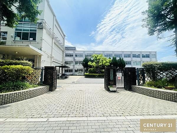 京都市立岡崎中学校まで1600m