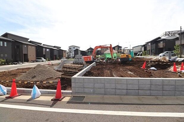 前面道路含む現地写真です