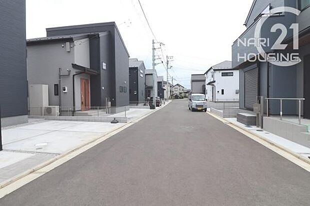 前面道路含む現地写真です