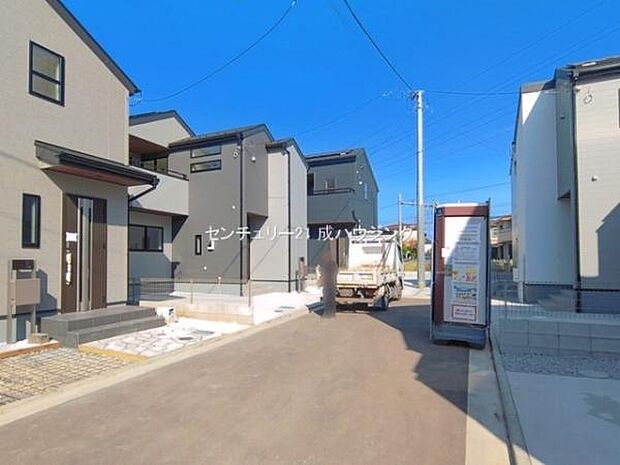 前面道路含む現地写真です