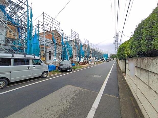 前面道路含む現地写真です