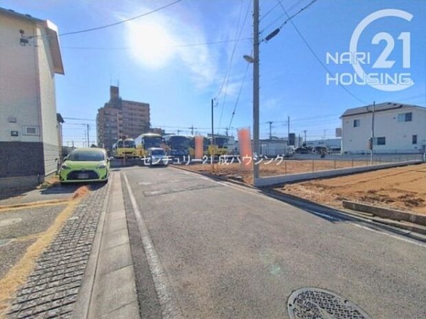 前面道路含む現地写真です
