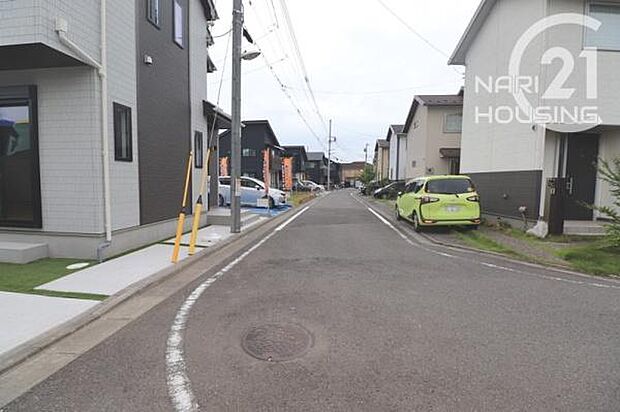前面道路含む現地写真です